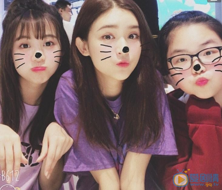 郭小炜与人合照 郭小炜高清写真_郭小炜高清剧照