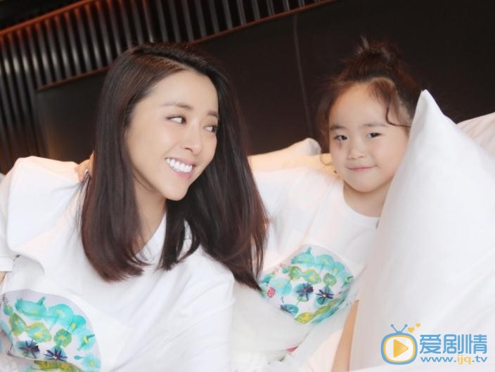 黄小蕾与女儿合照 黄小蕾高清写真_黄小蕾高清剧照