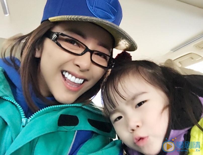 黄小蕾与女儿合照 黄小蕾高清写真_黄小蕾高清剧照