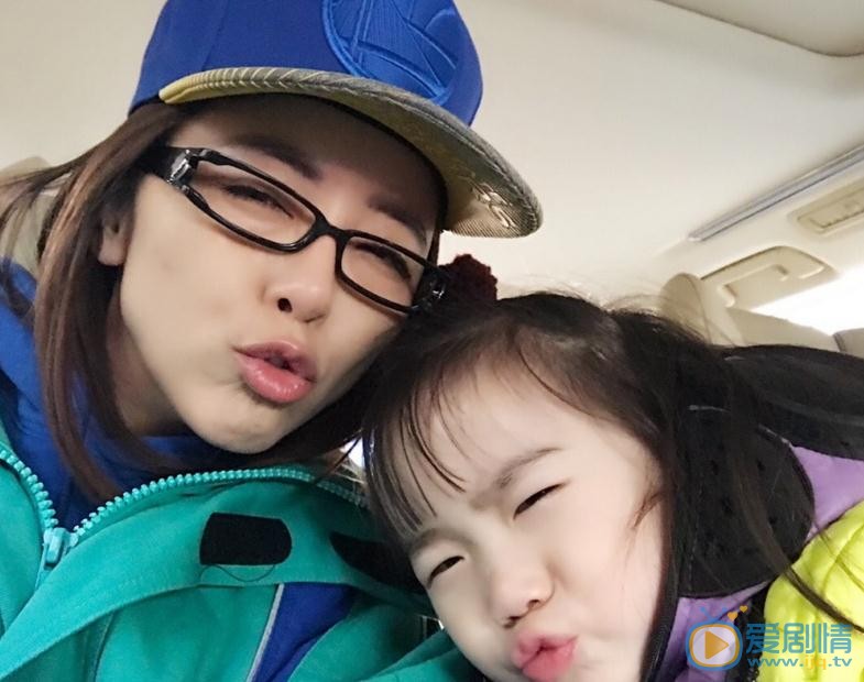 黄小蕾与女儿合照 黄小蕾高清写真_黄小蕾高清剧照