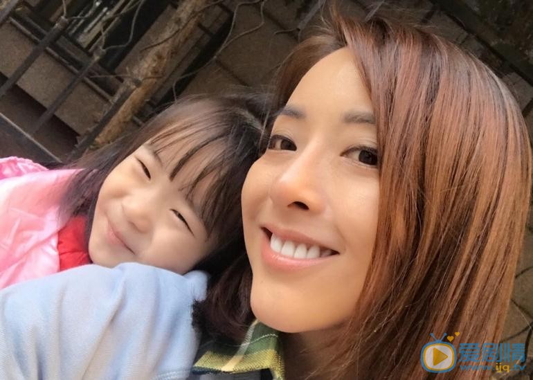 黄小蕾与女儿合照 黄小蕾高清写真_黄小蕾高清剧照