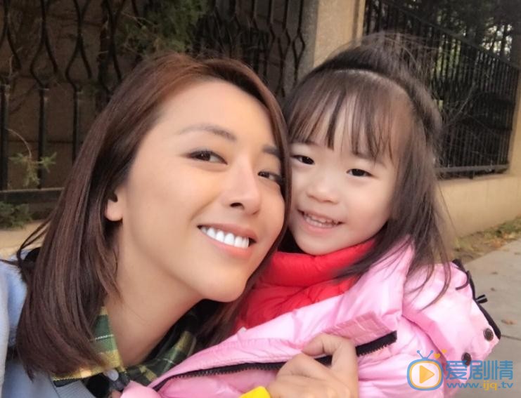 黄小蕾与女儿合照 黄小蕾高清写真_黄小蕾高清剧照