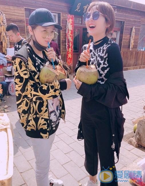 秦鸣悦与人合照 秦鸣悦高清写真_秦鸣悦高清剧照