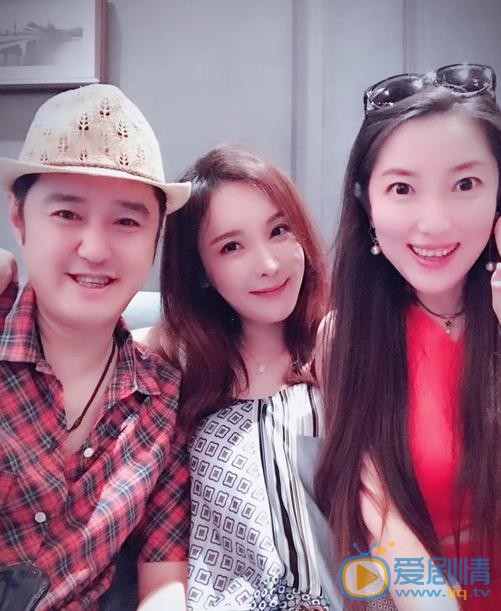 何昊阳与人合照 何昊阳高清写真_何昊阳高清剧照