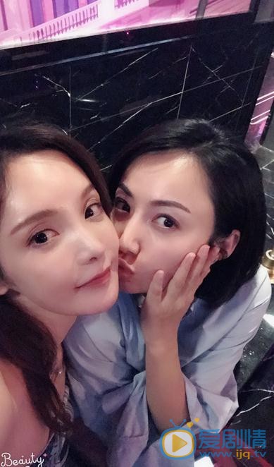 何昊阳与人合照 何昊阳高清写真_何昊阳高清剧照