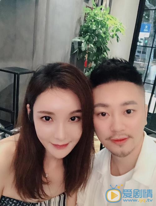 何昊阳与人合照 何昊阳高清写真_何昊阳高清剧照