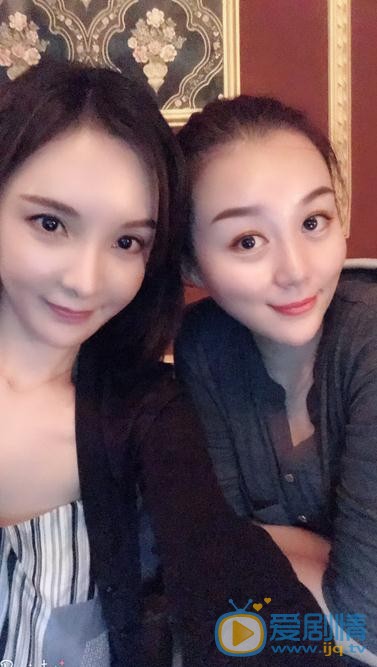 何昊阳与人合照 何昊阳高清写真_何昊阳高清剧照