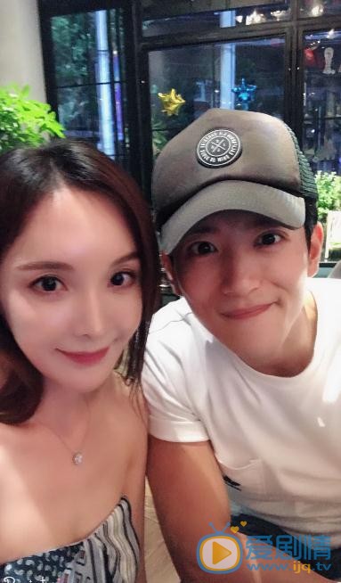 何昊阳与人合照 何昊阳高清写真_何昊阳高清剧照