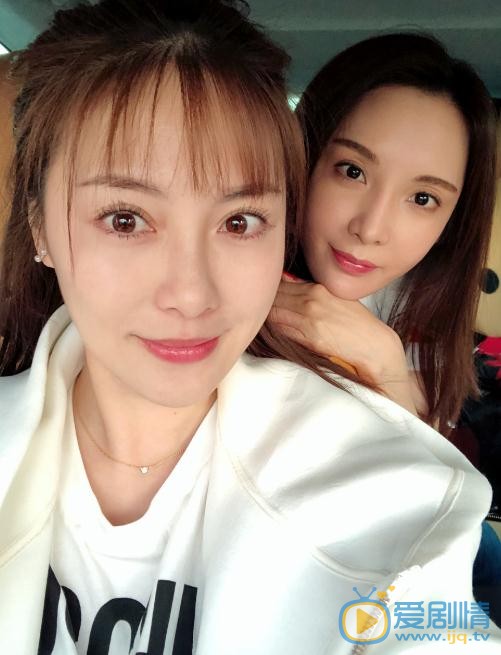 何昊阳与人合照 何昊阳高清写真_何昊阳高清剧照