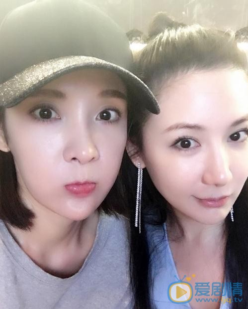 何昊阳与人合照 何昊阳高清写真_何昊阳高清剧照