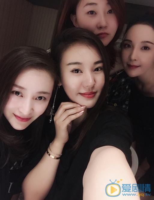 何昊阳与人合照 何昊阳高清写真_何昊阳高清剧照