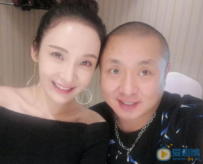 何昊阳与人合照 何昊阳高清写真_何昊阳高清剧照