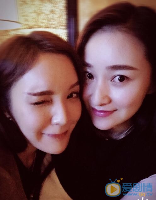 何昊阳与人合照 何昊阳高清写真_何昊阳高清剧照