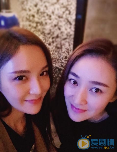何昊阳与人合照 何昊阳高清写真_何昊阳高清剧照
