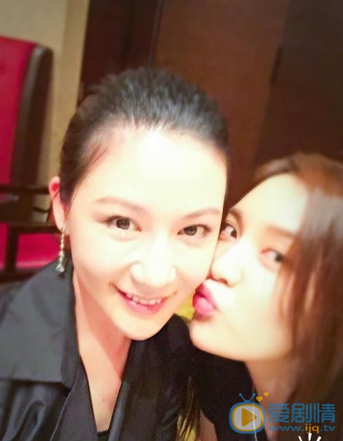 何昊阳与人合照 何昊阳高清写真_何昊阳高清剧照