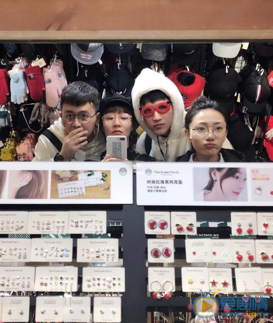 龚锐与人合照 龚锐高清写真_龚锐高清剧照