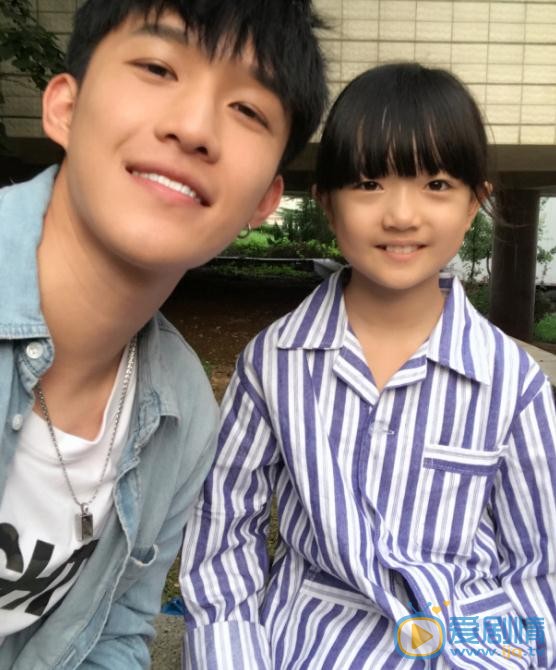 龚锐与人合照 龚锐高清写真_龚锐高清剧照