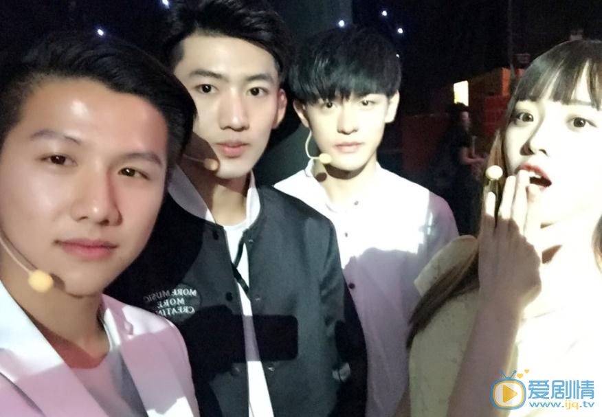 何德瑞与人合照 何德瑞高清写真_何德瑞高清剧照