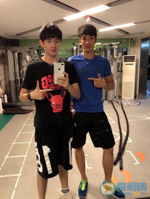 吴瑞淞与人合照 吴瑞淞高清写真_吴瑞淞高清剧照