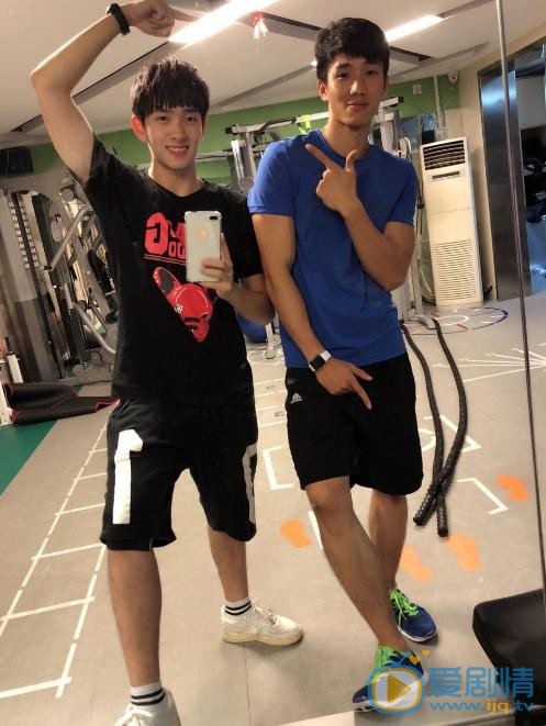 吴瑞淞与人合照 吴瑞淞高清写真_吴瑞淞高清剧照