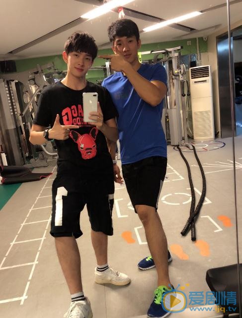 吴瑞淞与人合照 吴瑞淞高清写真_吴瑞淞高清剧照
