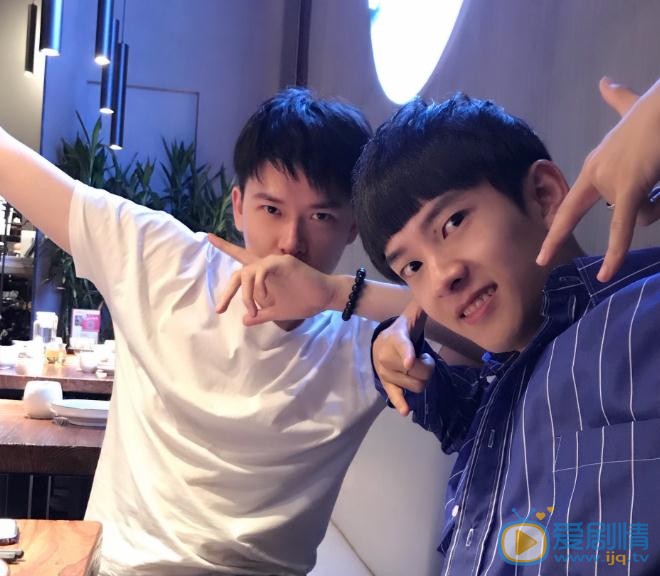 吴瑞淞与人合照 吴瑞淞高清写真_吴瑞淞高清剧照