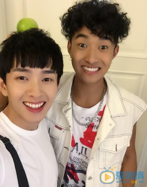 吴瑞淞与人合照 吴瑞淞高清写真_吴瑞淞高清剧照