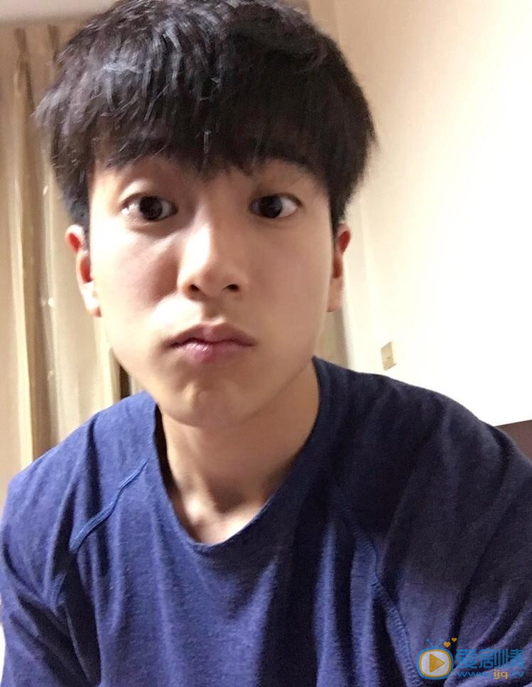查侬散顶腾古自拍照 查侬散顶腾古高清写真_查侬散顶腾古高清剧照