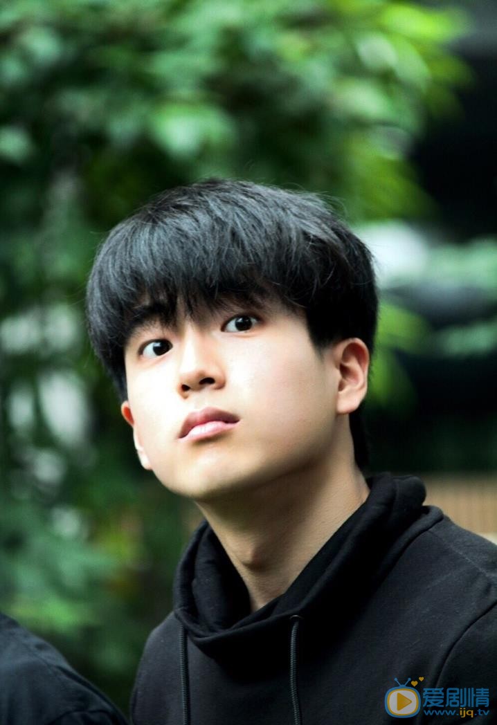 查侬散顶腾古生活照 查侬散顶腾古高清写真_查侬散顶腾古高清剧照