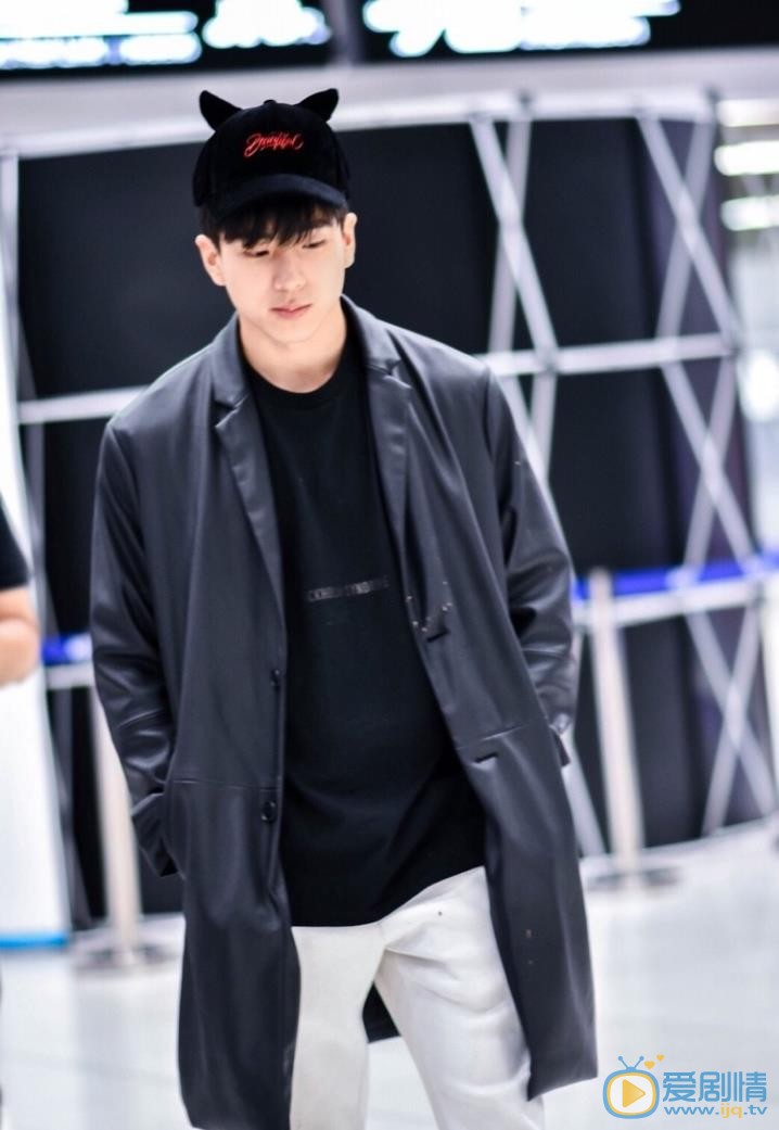 查侬散顶腾古生活照 查侬散顶腾古高清写真_查侬散顶腾古高清剧照