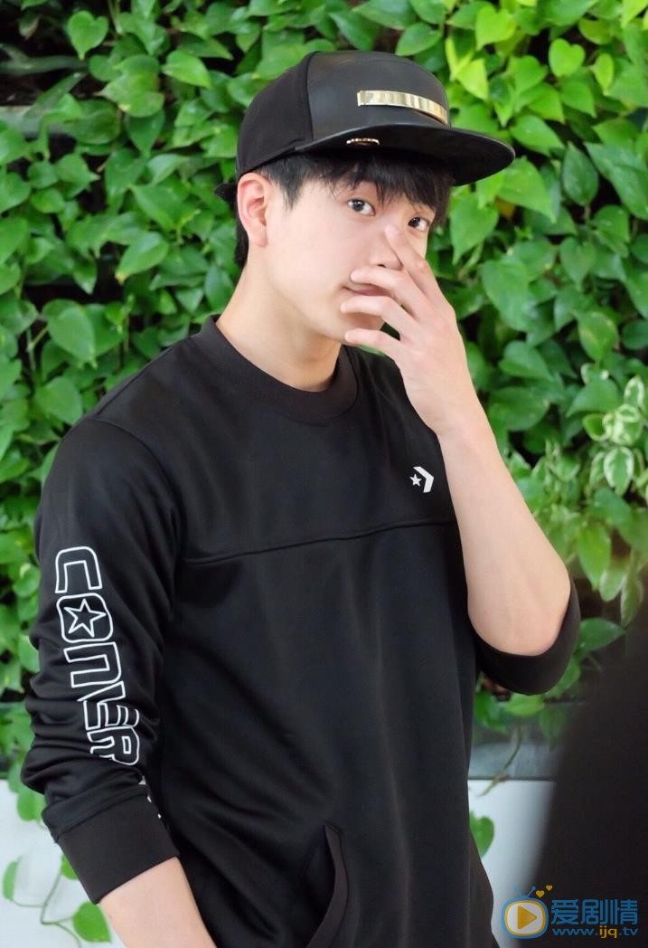 查侬散顶腾古生活照 查侬散顶腾古高清写真_查侬散顶腾古高清剧照