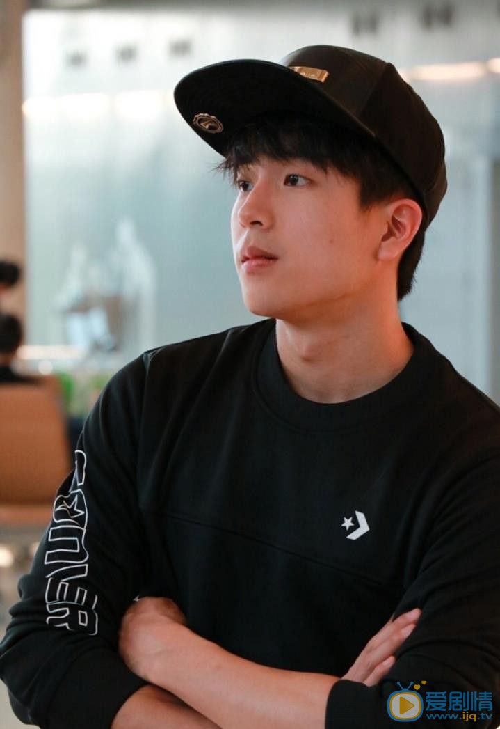 查侬散顶腾古生活照 查侬散顶腾古高清写真_查侬散顶腾古高清剧照