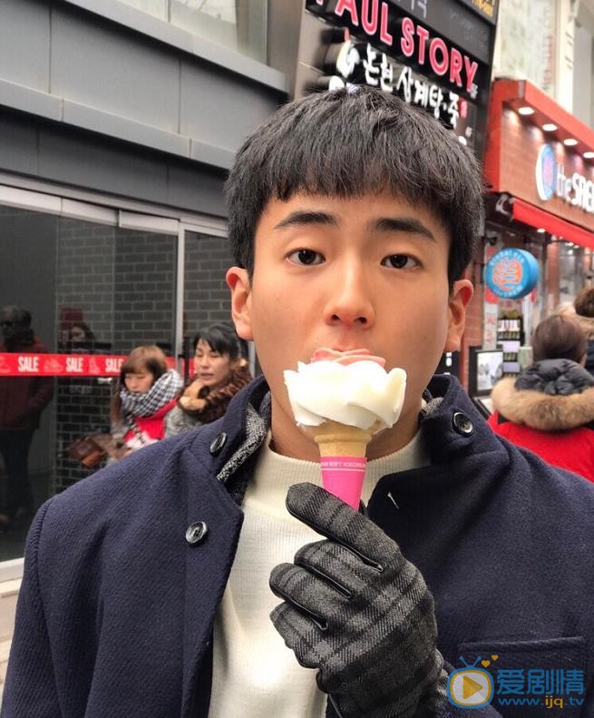 查侬散顶腾古生活照 查侬散顶腾古高清写真_查侬散顶腾古高清剧照