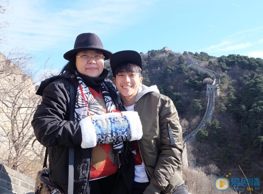 查侬散顶腾古与人合照 查侬散顶腾古高清写真_查侬散顶腾古高清剧照