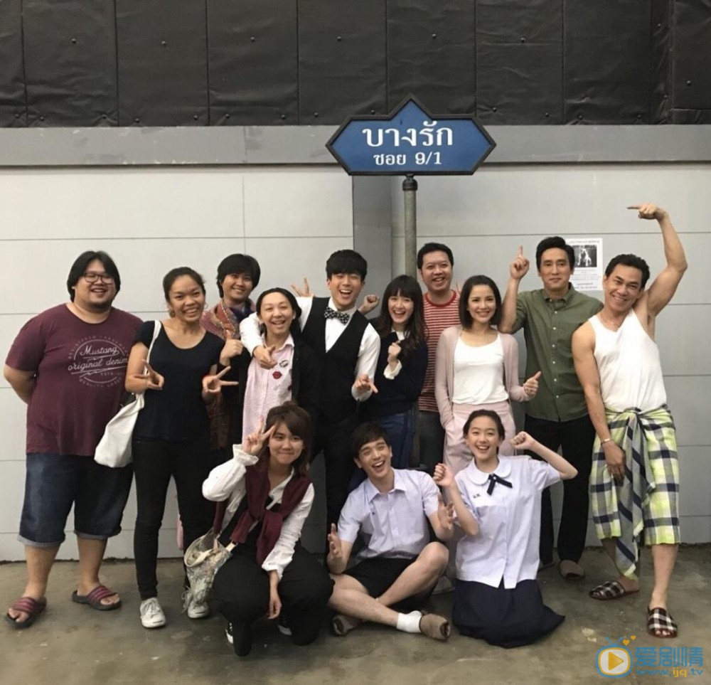 查侬散顶腾古与人合照 查侬散顶腾古高清写真_查侬散顶腾古高清剧照
