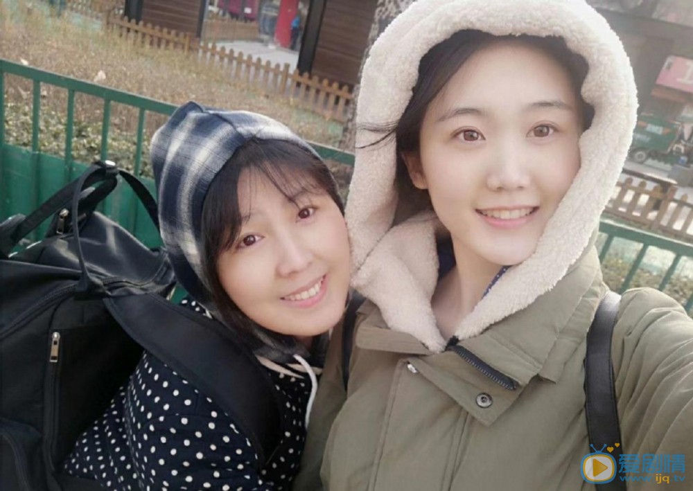 张恩齐与人合照 张恩齐高清写真_张恩齐高清剧照