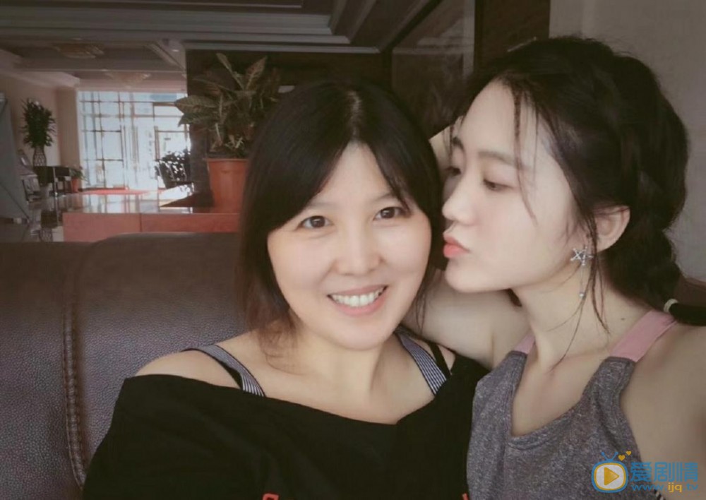 张恩齐家人合照 张恩齐高清写真_张恩齐高清剧照