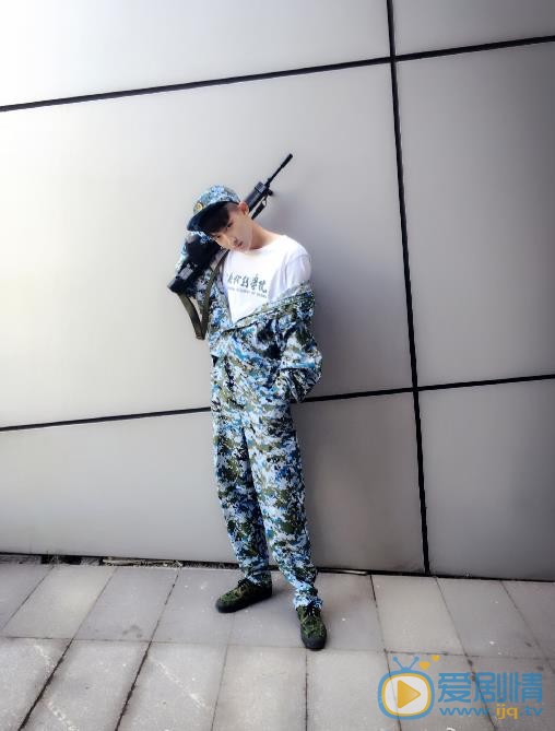 刘泽庭户外街拍照 刘泽庭高清写真_刘泽庭高清剧照