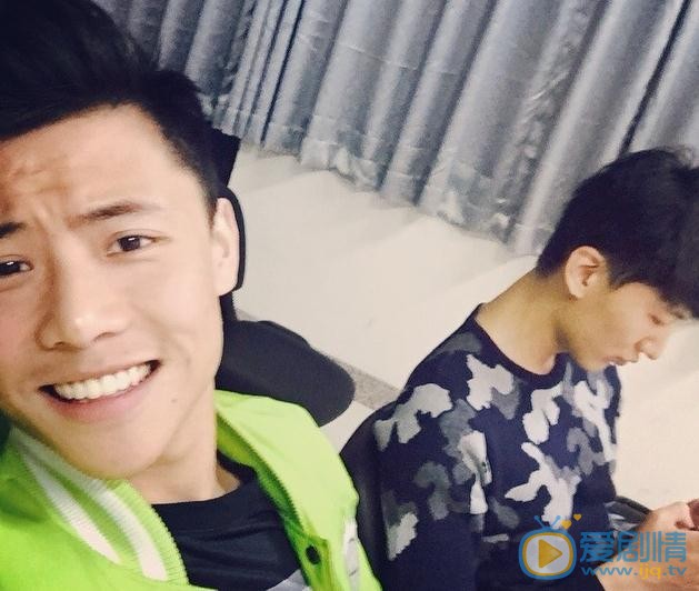 窦柏林与人合照 窦柏林高清写真_窦柏林高清剧照