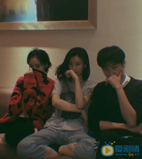 郑英辰与人合照 郑英辰高清写真_郑英辰高清剧照