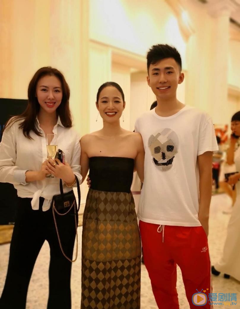 刘梦娜与人合照 刘梦娜高清写真_刘梦娜高清剧照