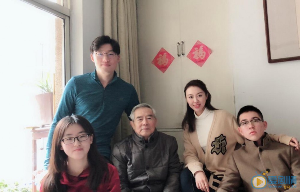 刘梦娜与人合照 刘梦娜高清写真_刘梦娜高清剧照