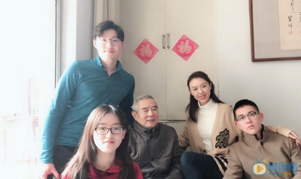 刘梦娜与人合照 刘梦娜高清写真_刘梦娜高清剧照
