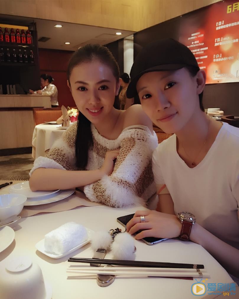 刘梦娜与人合照 刘梦娜高清写真_刘梦娜高清剧照
