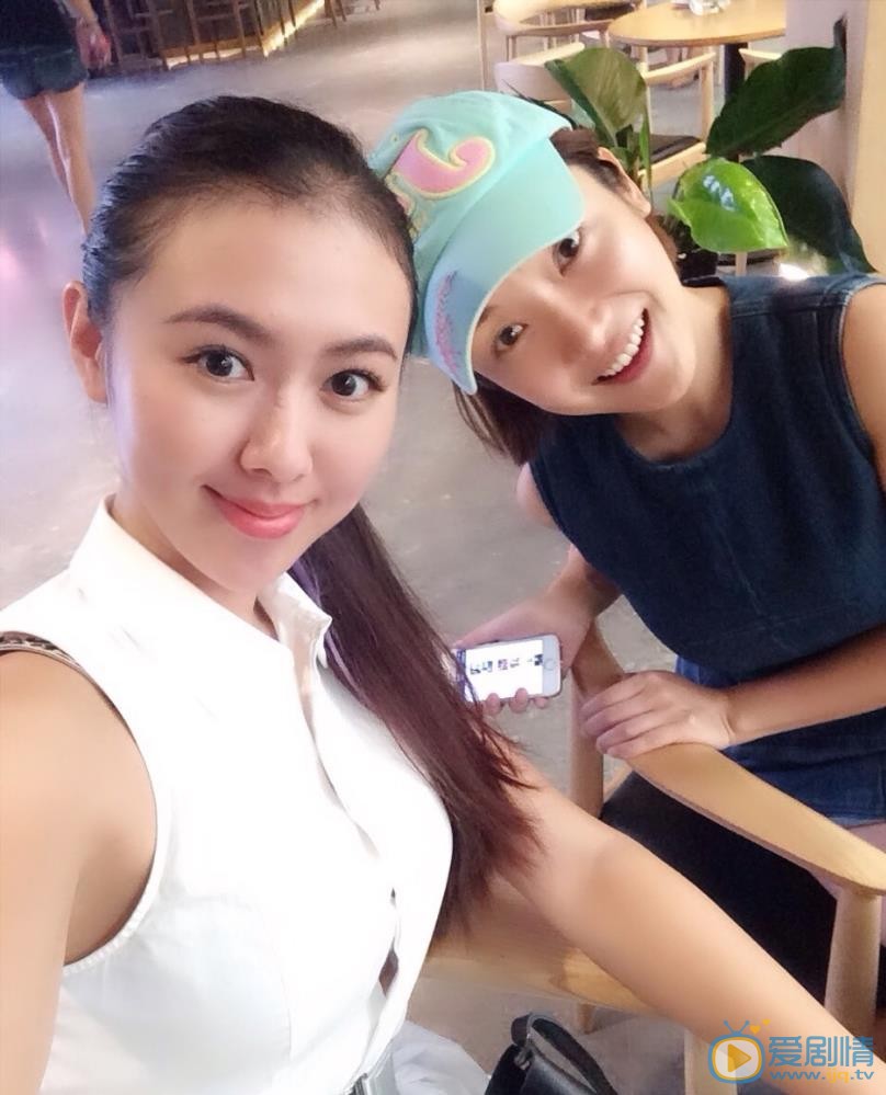 刘梦娜与人合照 刘梦娜高清写真_刘梦娜高清剧照