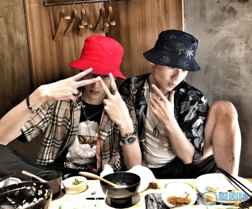 钟伟伦朋友合照 钟伟伦高清写真_钟伟伦高清剧照