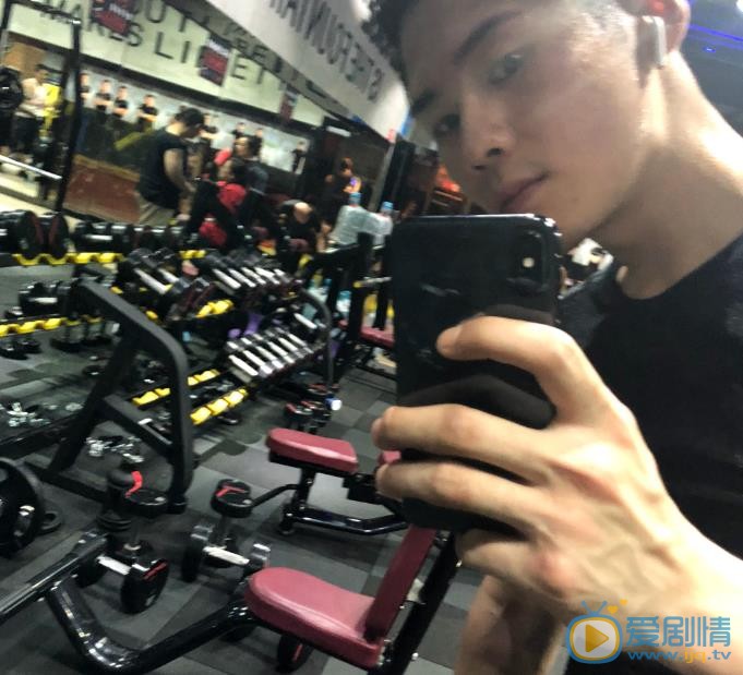 钟伟伦生活照 钟伟伦高清写真_钟伟伦高清剧照
