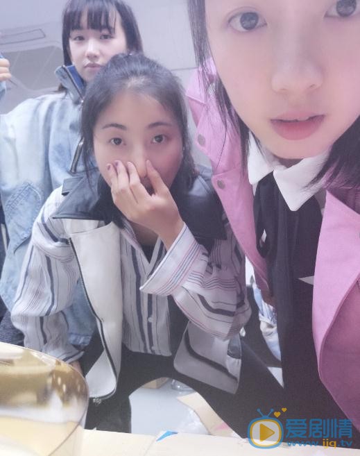 徐言雨与人合照 徐言雨高清写真_徐言雨高清剧照