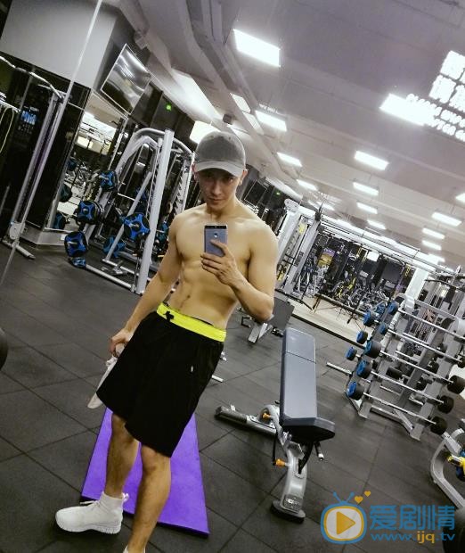 谭佑铭肌肉大片 谭佑铭高清写真_谭佑铭高清剧照