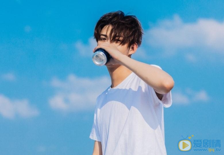 徐鹤尼制服写真 徐鹤尼高清写真_徐鹤尼高清剧照